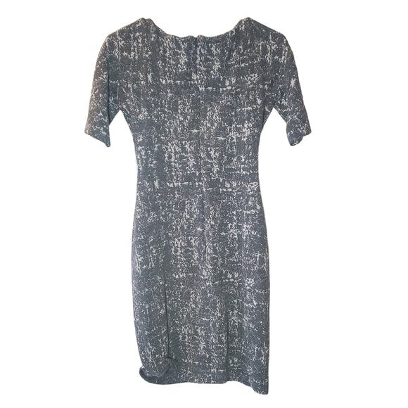 Maggy London Gray and White Abstract Print Short Sleeve Knee Length Sheath Dress - Picture 2 of 3